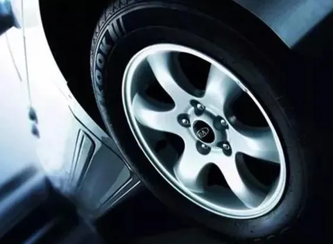 汽车轮胎被钉子扎了怎么处理？需要把钉子拔出来吗？