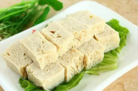 冻豆腐为什么会有小孔？用冰箱能做出来冻豆腐吗？