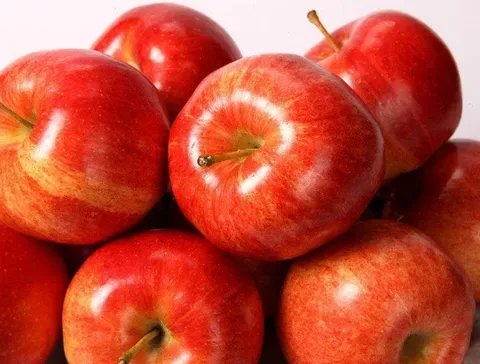 苹果用自来水能清洗干净吗？洗后直接吃有没有危害？