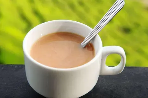 为什么有些人爱喝奶茶不爱喝茶？两者哪个喝起来更养生？