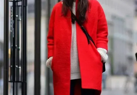 红色大衣可以搭燕麦色的衣服吗？有什么推荐？
