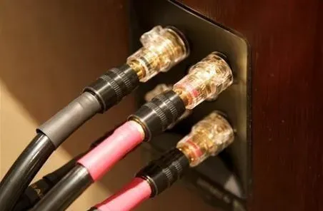 音箱背后四个接线柱有何作用？接线柱怎么和功放连接？